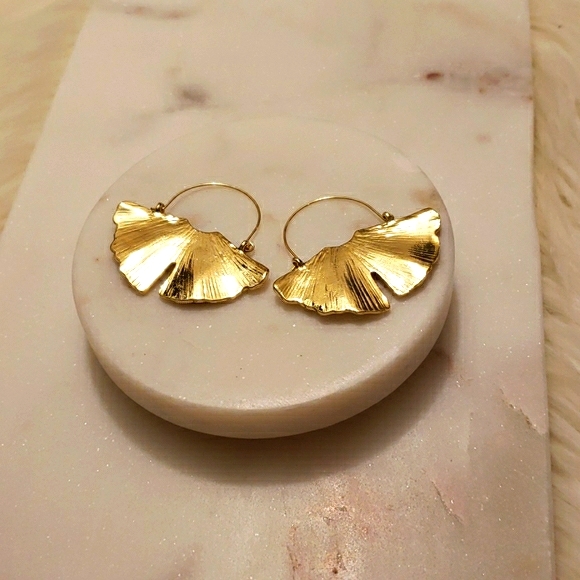 New Gynkgo Leaf 🍃 Gold Hoop Earrings - Picture 3 of 5
